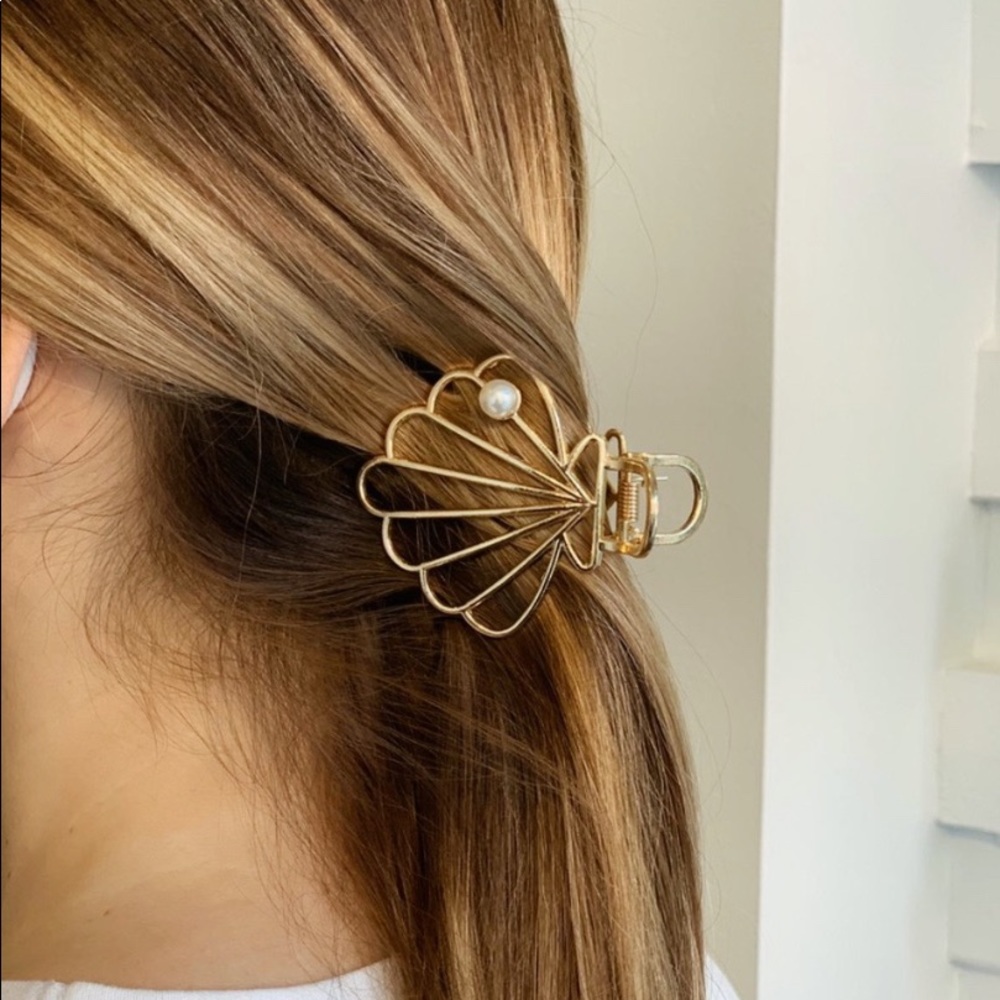 Gold metal seashell claw clip with Pearl detail